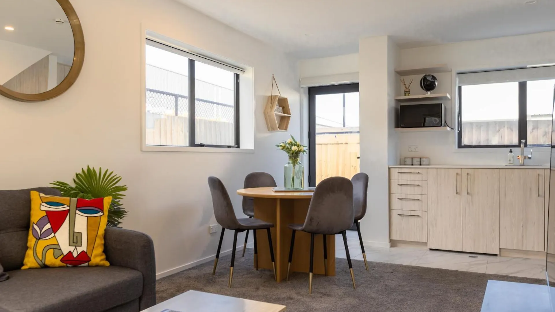 Luxury 2 Bedroom Townhouse By Hagley Park In Cbd Christchurch Holiday home