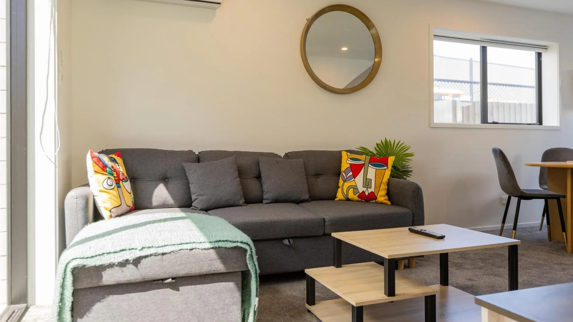 Luxury 2 Bedroom Townhouse By Hagley Park In Cbd Christchurch Holiday home